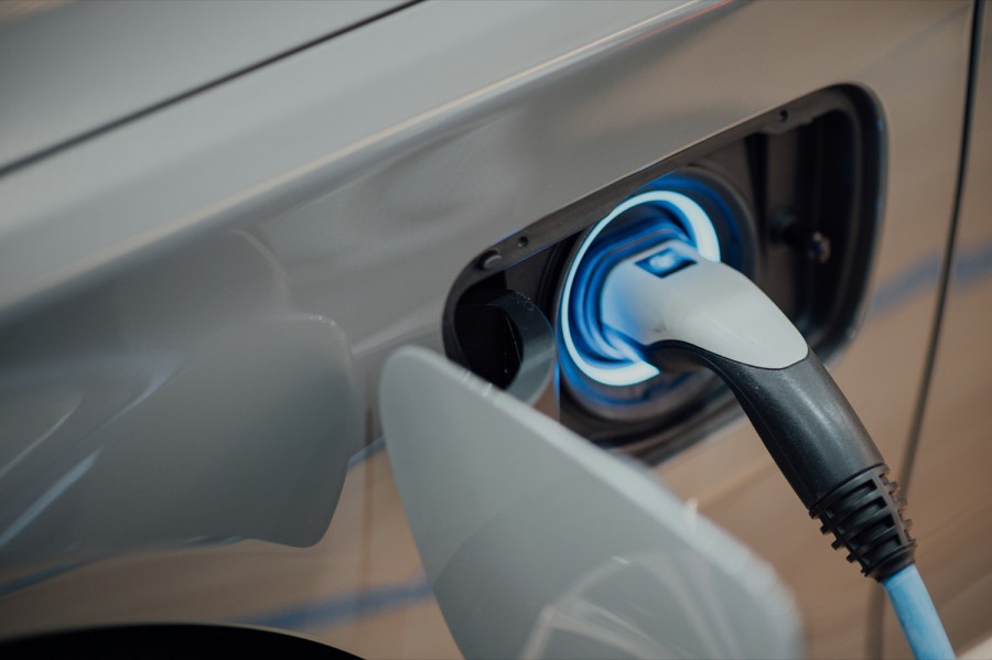Plugue de recarga conectado a carro elétrico com anel LED azul